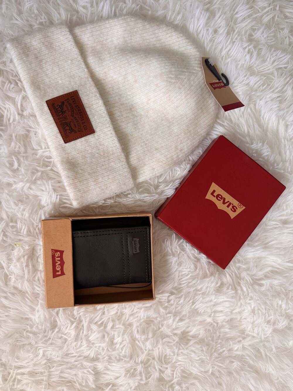 Levi's White Beanie And Black Wallet Gift Set New